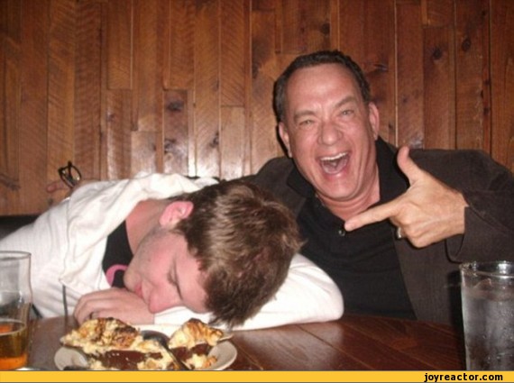 photo-tom-hanks-guy-sleep-laugh-426896.jpeg