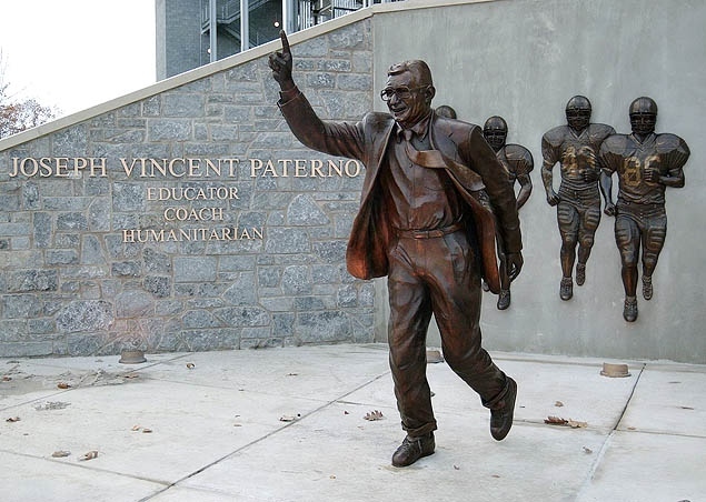 1AA-Joe-Paterno-Statue.jpg