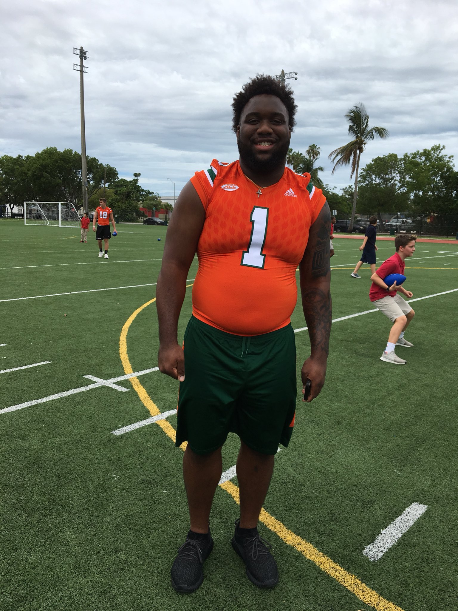 DeYU4qVVAAA0ui5.jpg:large