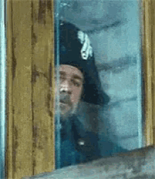 spying-russell-crowe.gif