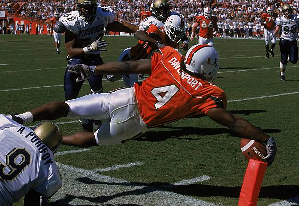 nov-2000-najeh-davenport-of-the-miami-hurricanes-makes-a-touch-down-picture-id580158
