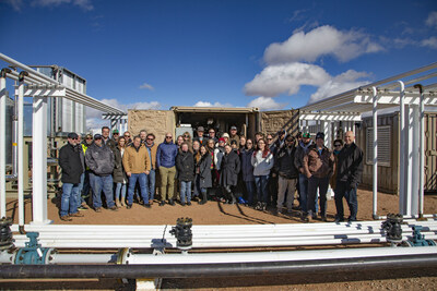All attendees at the commissioning of the McCauley Helium Processing Facility. (CNW Group/Desert Mountain Energy Corp.)