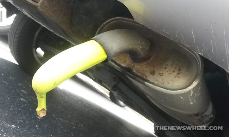 banana-in-car-exhaust-tail-pipe-prank-760x456.jpg